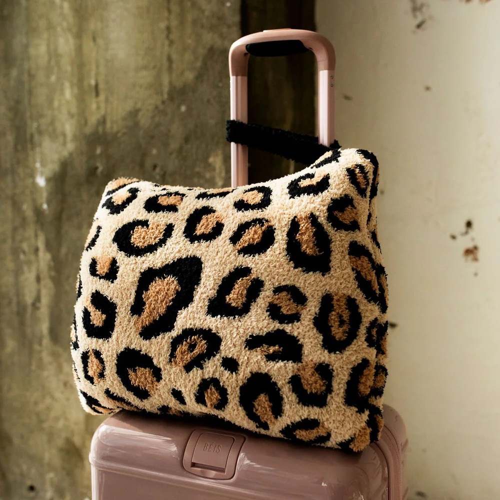 Staykation Leopard Quillow   🐆 

Travel Blanket
Perfect Holiday Gift!